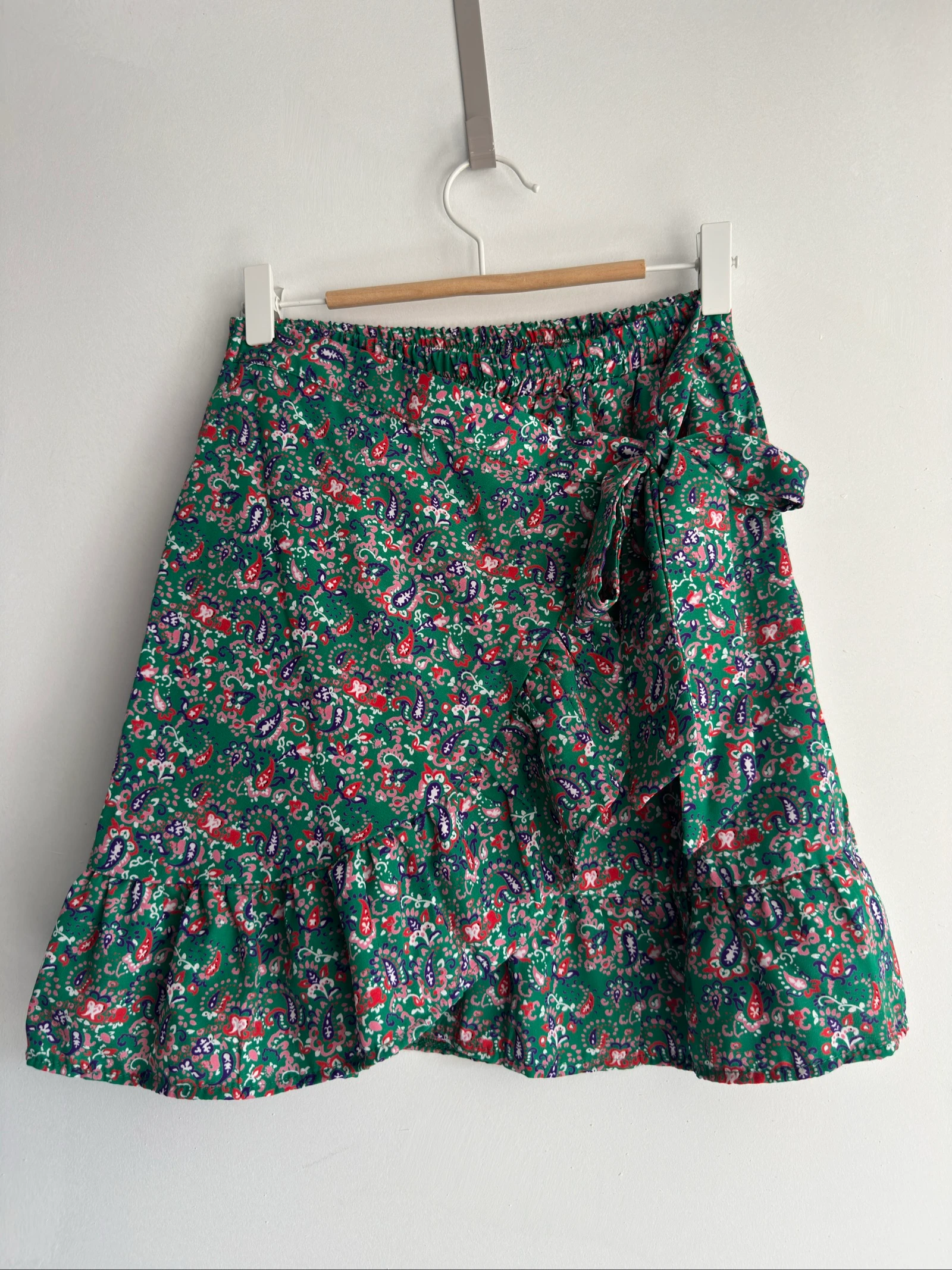 Jupe portefeuille verte à volants – Motif floral – Taille XS